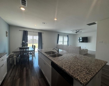 1405 Escondido Drive - Photo Thumbnail 7