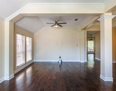 704 Glendale Drive - Photo Thumbnail 7