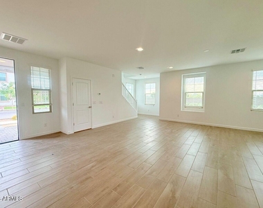 26021 N 23rd Avenue - Photo Thumbnail 3