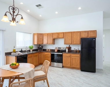 9321 W Hillcrest Place - Photo Thumbnail 2