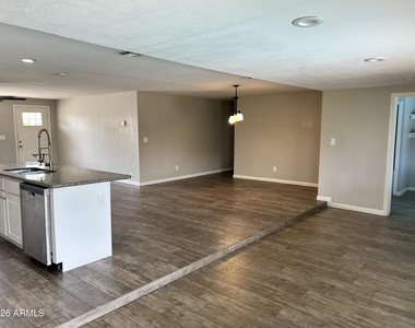 14010 N 40th Place - Photo Thumbnail 5