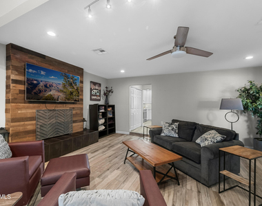 208 E Oxford Drive - Photo Thumbnail 5