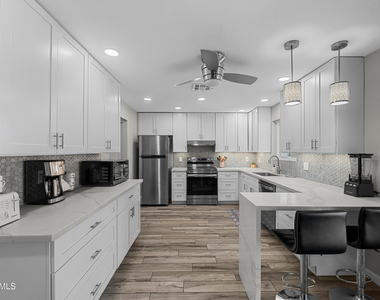 208 E Oxford Drive - Photo Thumbnail 2