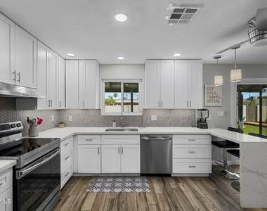 208 E Oxford Drive - Photo Thumbnail 3