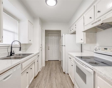 2428 Summer Place Drive - Photo Thumbnail 4