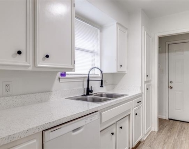 2428 Summer Place Drive - Photo Thumbnail 5