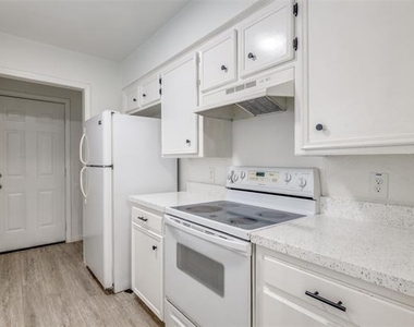 2428 Summer Place Drive - Photo Thumbnail 6