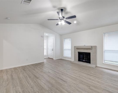 2428 Summer Place Drive - Photo Thumbnail 3