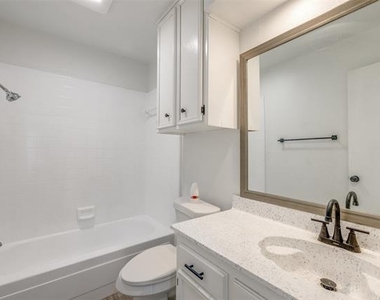 2428 Summer Place Drive - Photo Thumbnail 10