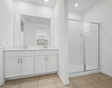 16036 W Desert Hollow Drive - Photo Thumbnail 6