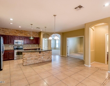 6113 S 44th Lane - Photo Thumbnail 5