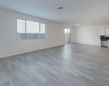 7243 N 125th Drive - Photo Thumbnail 12