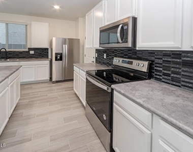 7243 N 125th Drive - Photo Thumbnail 5