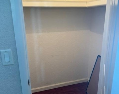 1336 E Mountain View Road - Photo Thumbnail 12