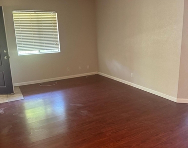 1336 E Mountain View Road - Photo Thumbnail 7