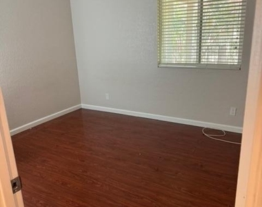 1336 E Mountain View Road - Photo Thumbnail 16