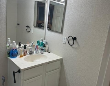 1336 E Mountain View Road - Photo Thumbnail 15