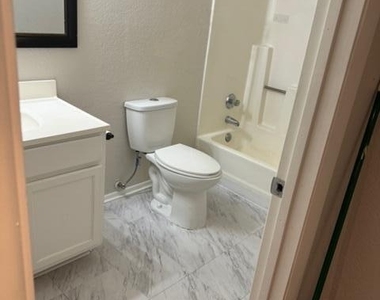 1336 E Mountain View Road - Photo Thumbnail 18