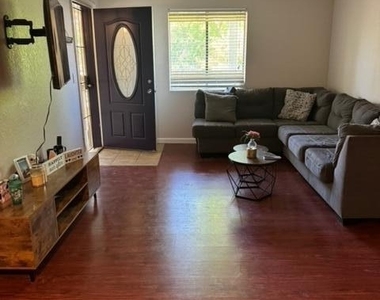 1336 E Mountain View Road - Photo Thumbnail 4