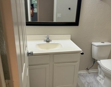 1336 E Mountain View Road - Photo Thumbnail 20