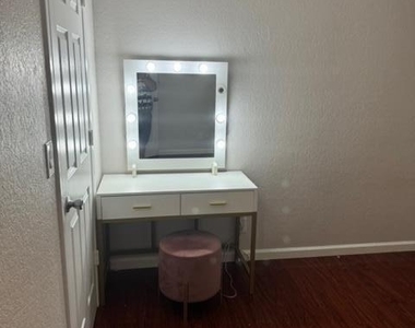 1336 E Mountain View Road - Photo Thumbnail 17