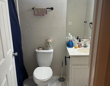 1336 E Mountain View Road - Photo Thumbnail 14