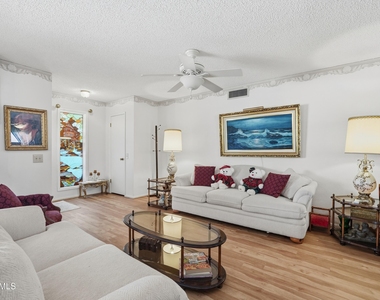 9807 W Mockingbird Drive - Photo Thumbnail 5