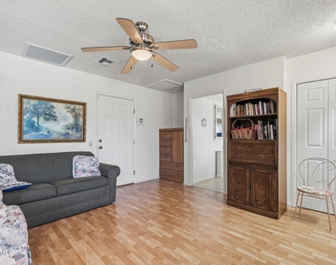 9807 W Mockingbird Drive - Photo Thumbnail 7