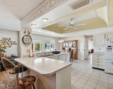 9807 W Mockingbird Drive - Photo Thumbnail 11