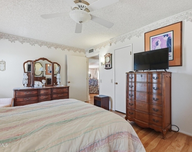 9807 W Mockingbird Drive - Photo Thumbnail 21