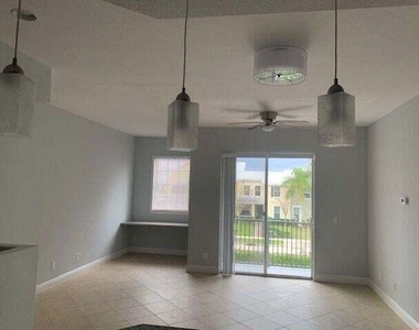 10480 Sw Stephanie Way - Photo Thumbnail 3