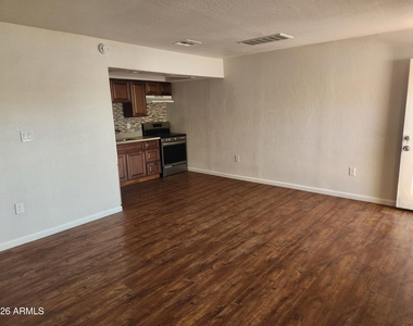 918 E Garfield Street - Photo Thumbnail 3