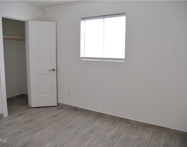 11033 N 16th Avenue - Photo Thumbnail 8