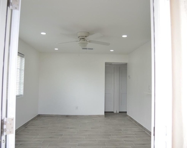 11033 N 16th Avenue - Photo Thumbnail 4