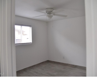 11033 N 16th Avenue - Photo Thumbnail 6