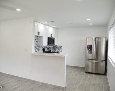 11033 N 16th Avenue - Photo Thumbnail 2