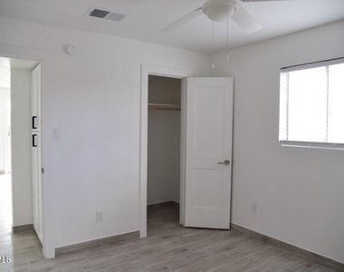 11033 N 16th Avenue - Photo Thumbnail 7