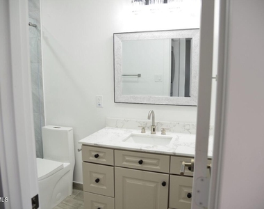 11033 N 16th Avenue - Photo Thumbnail 10