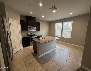 1255 N Arizona Avenue - Photo Thumbnail 5
