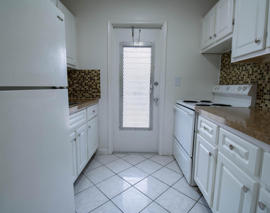 2537 Lincoln Street - Photo Thumbnail 4