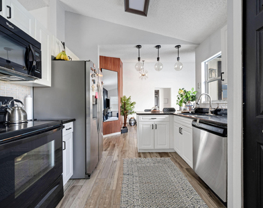 601 Sw Icon Avenue - Photo Thumbnail 13