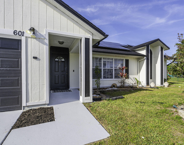 601 Sw Icon Avenue - Photo Thumbnail 4