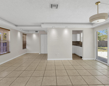 261 Ne 42nd Street - Photo Thumbnail 5