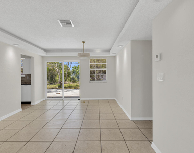 261 Ne 42nd Street - Photo Thumbnail 4