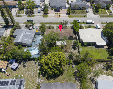 261 Ne 42nd Street - Photo Thumbnail 2