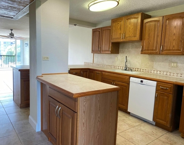 4 Royal Palm Way - Photo Thumbnail 2