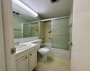 32 Kingswood B - Photo Thumbnail 4
