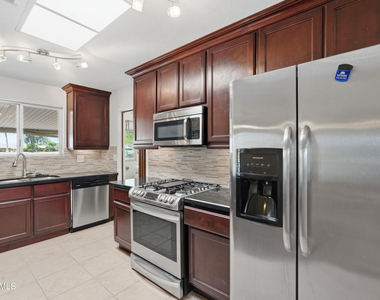 10747 W Hope Drive - Photo Thumbnail 8