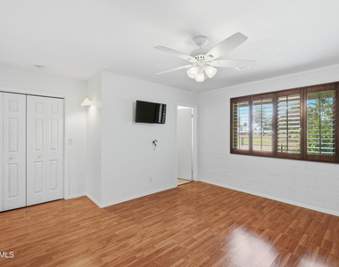 10747 W Hope Drive - Photo Thumbnail 12