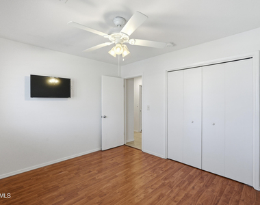 10747 W Hope Drive - Photo Thumbnail 16